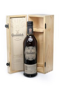 Glenfiddich 1975 bottle and box open